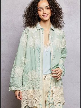 229 ❤️ POL floral embroidered crochet button down top